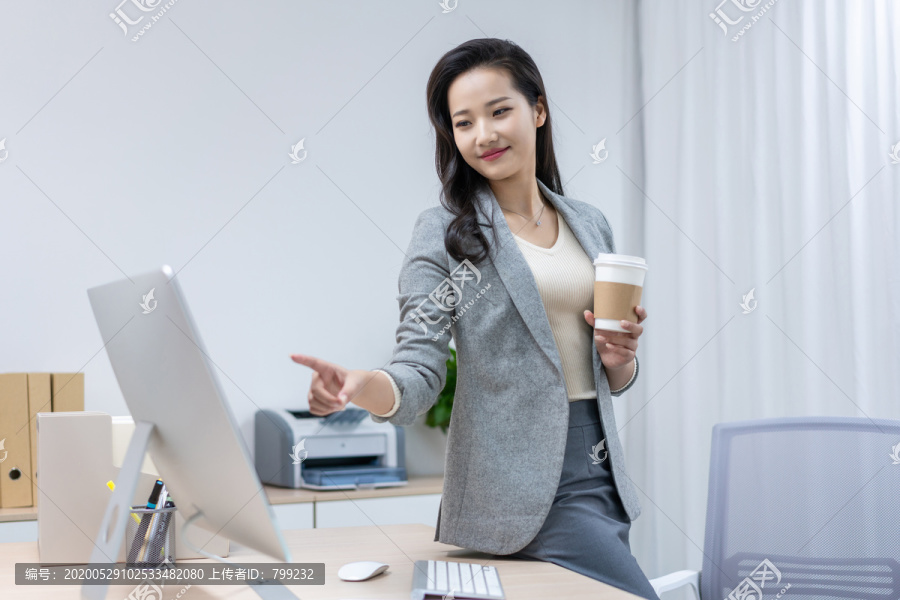 商务女士轻松办公