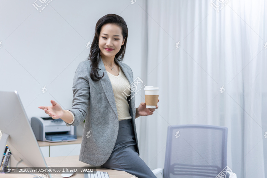 商务女士轻松办公