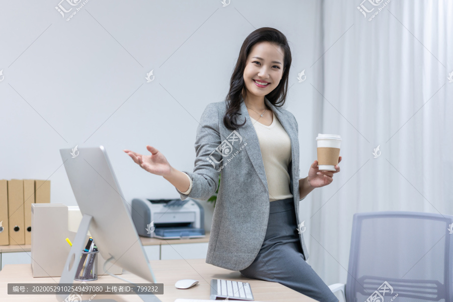 商务女士轻松办公