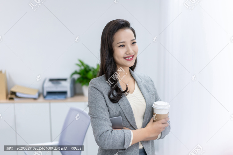 商务女士喝咖啡