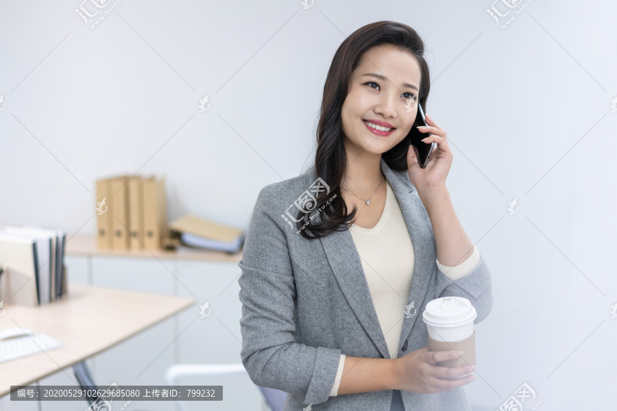 商务女士打电话