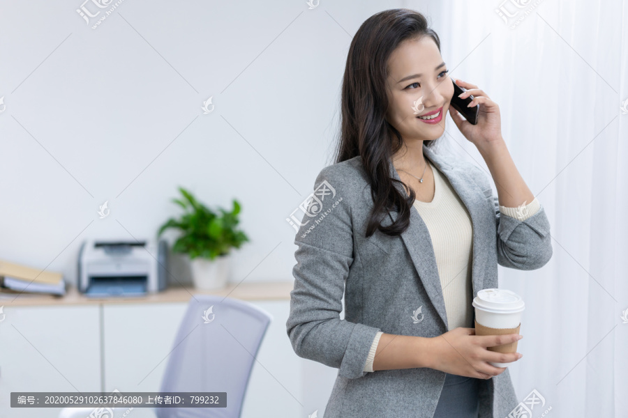 商务女士打电话