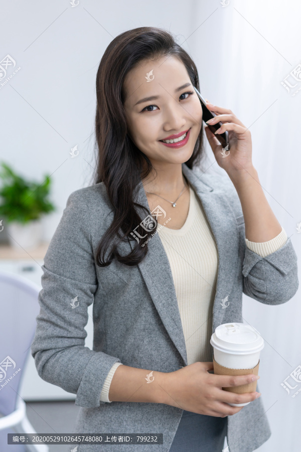 商务女士打电话
