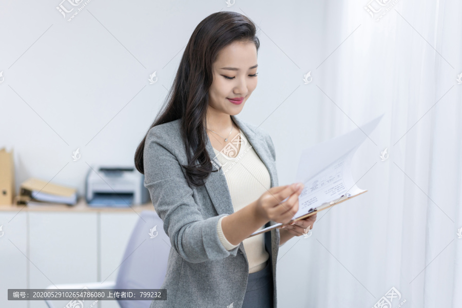 商务女士在办公室工作