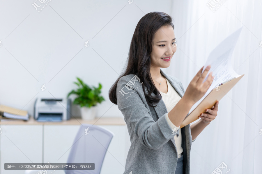 商务女士在办公室工作