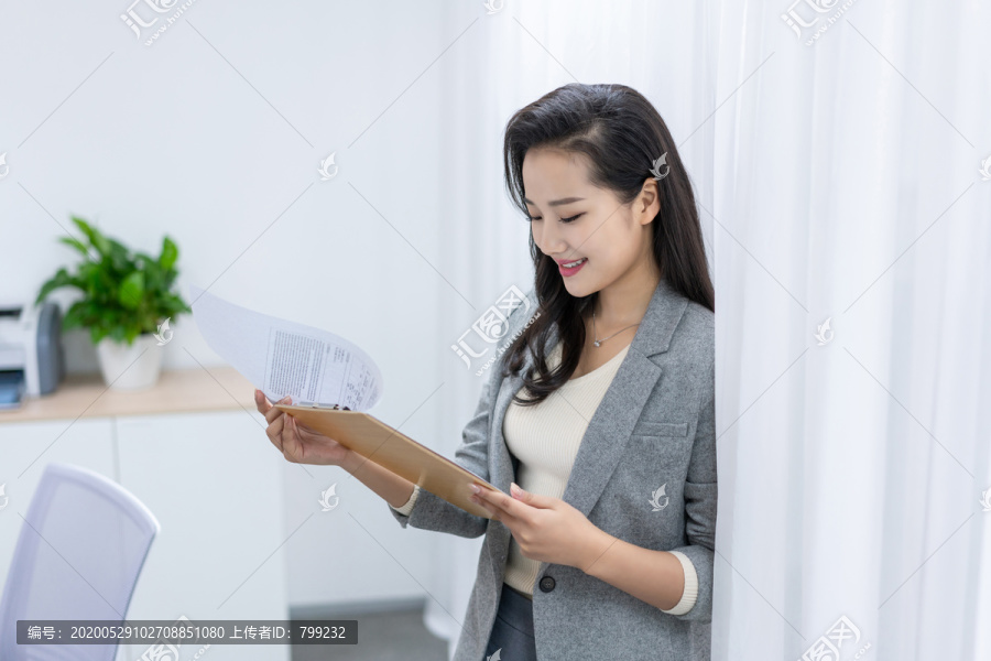 商务女士在办公室工作