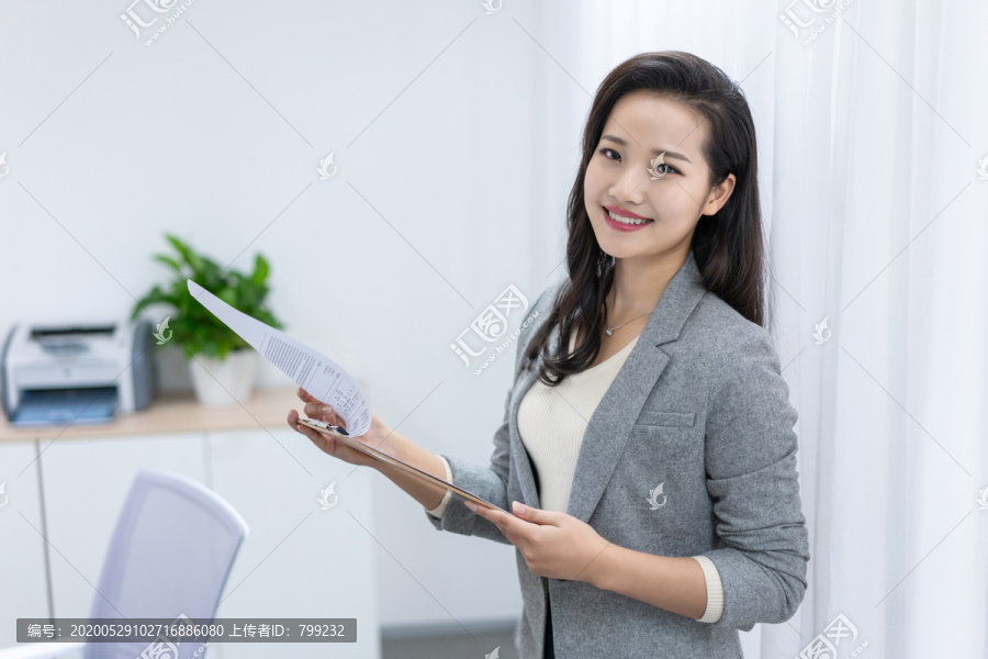 商务女士在办公室工作