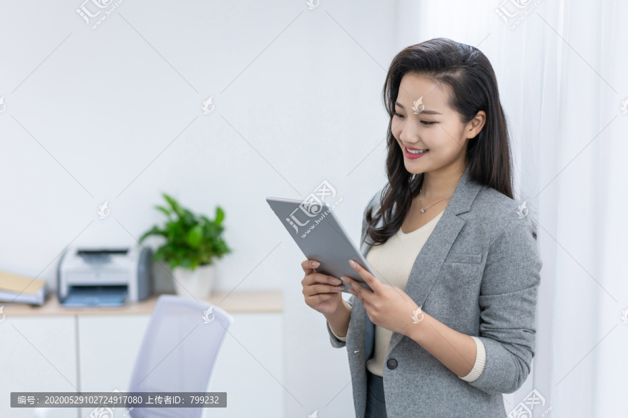 商务女士在办公室工作