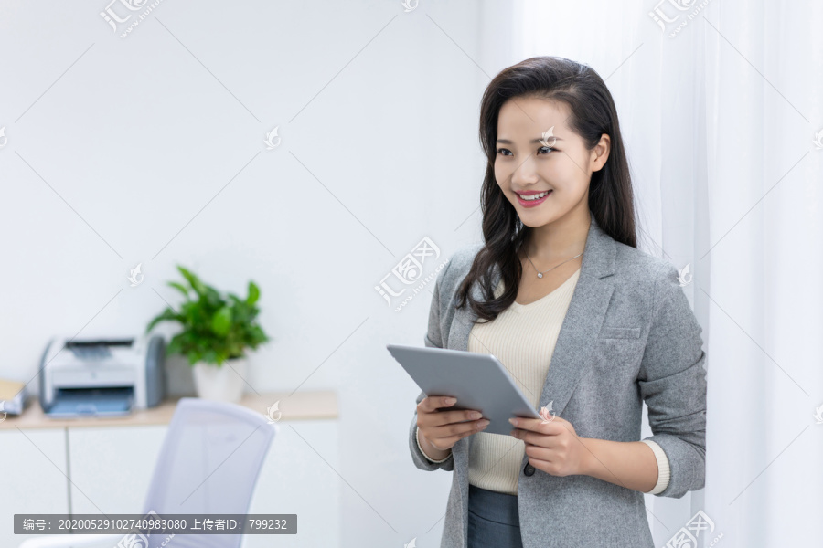 商务女士在办公室工作