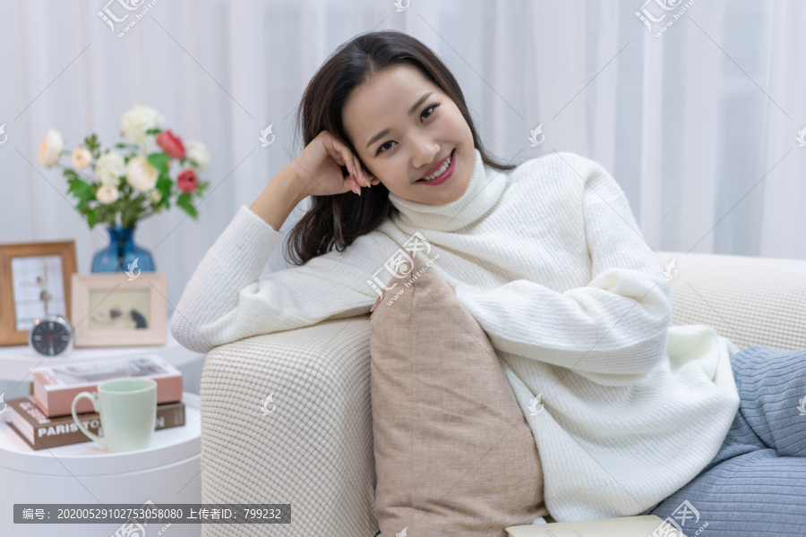 年轻女士在家享受休闲时光