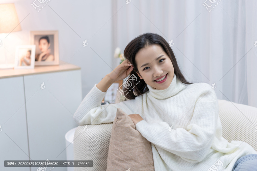 年轻女士在家享受休闲时光
