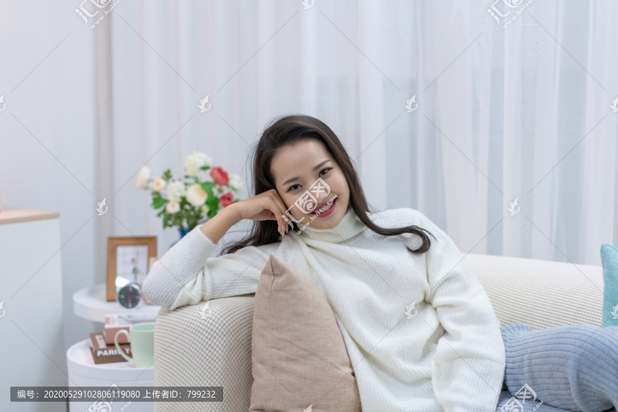 年轻女士在家享受休闲时光