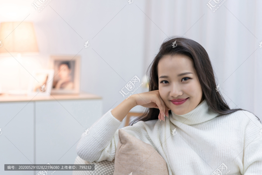年轻女士在家享受休闲时光