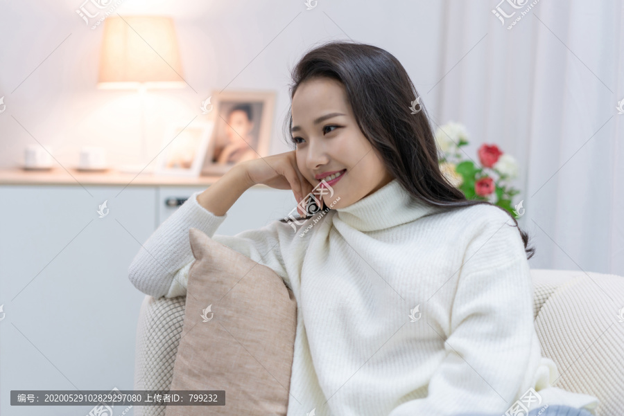 年轻女士在家享受休闲时光