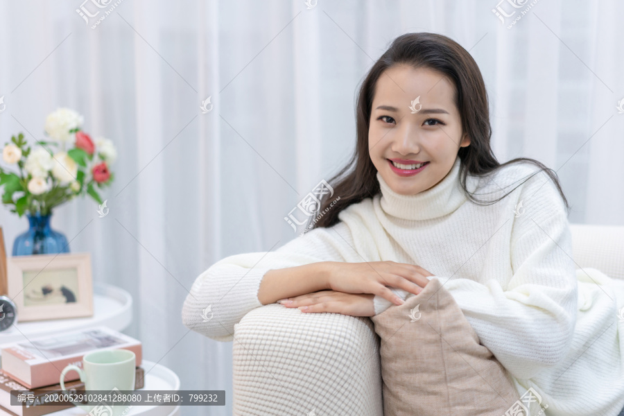 年轻女士在家享受休闲时光