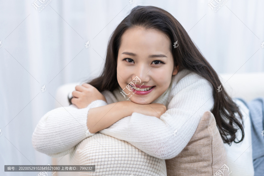 年轻女士在家享受休闲时光