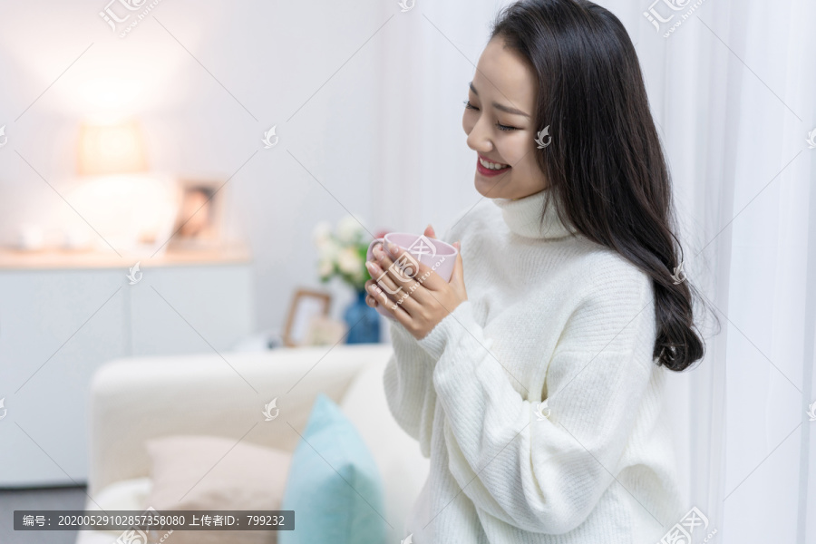 年轻女士在家享受休闲时光