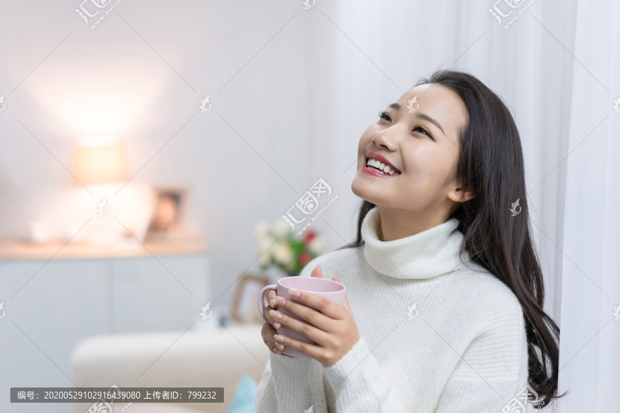 年轻女士在家享受休闲时光