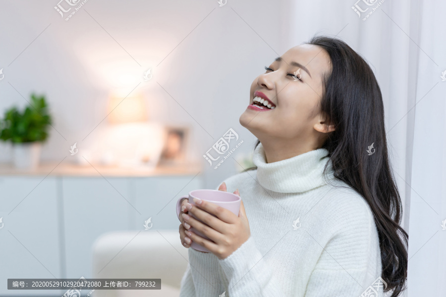 年轻女士在家享受休闲时光