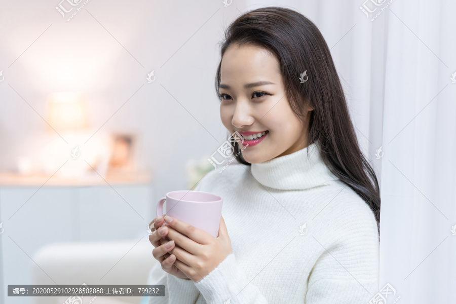 年轻女士在家享受休闲时光
