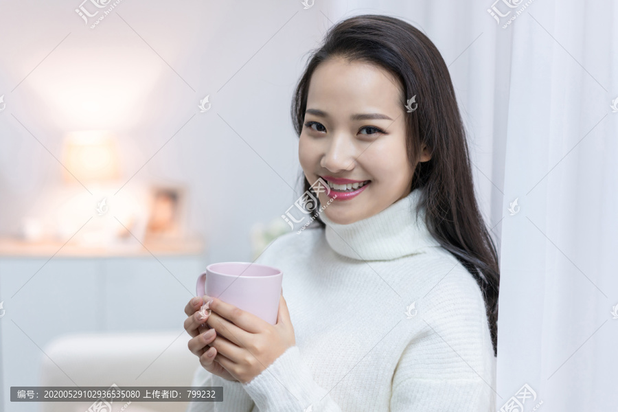 年轻女士在家享受休闲时光