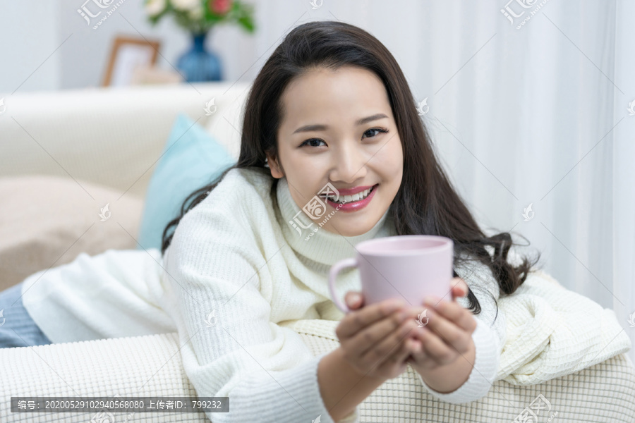 年轻女士在家享受休闲时光