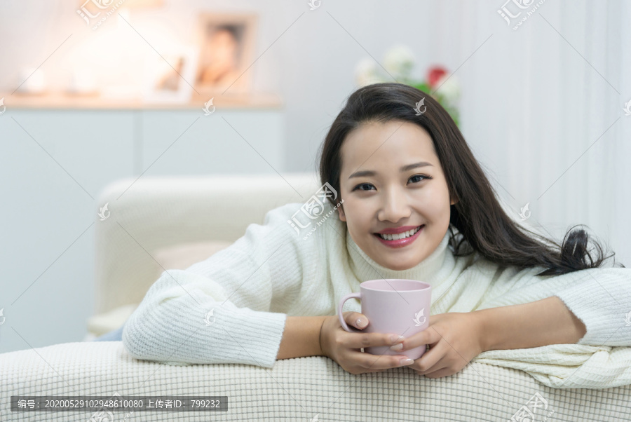 年轻女士在家享受休闲时光