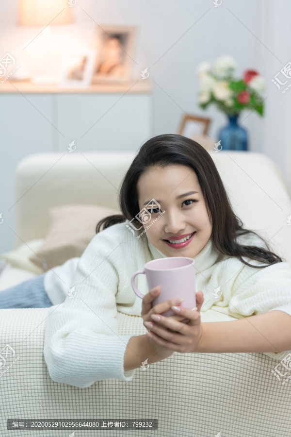 年轻女士在家享受休闲时光