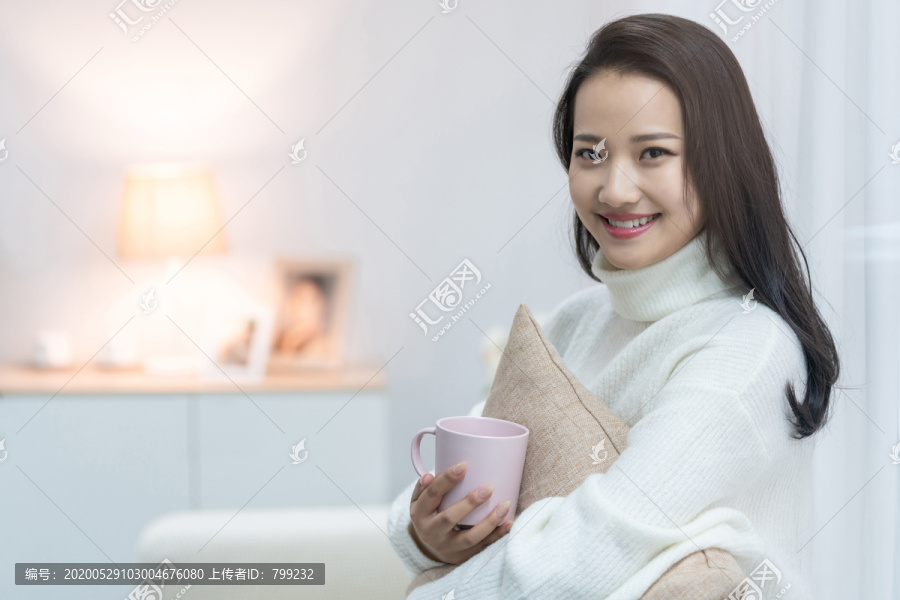 年轻女士在家享受休闲时光