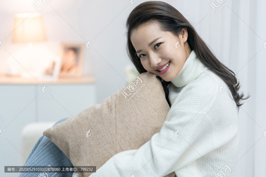 年轻女士在家享受休闲时光