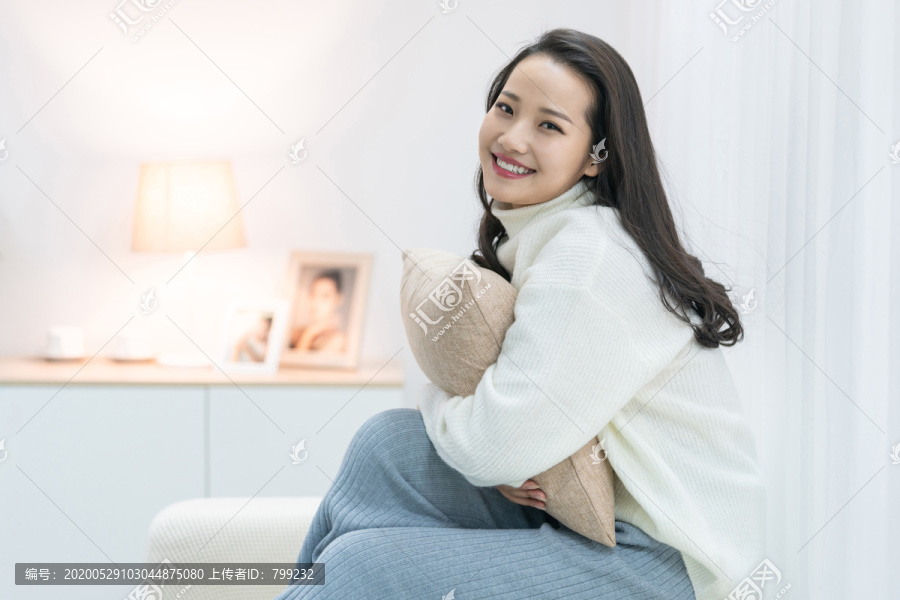 年轻女士在家享受休闲时光