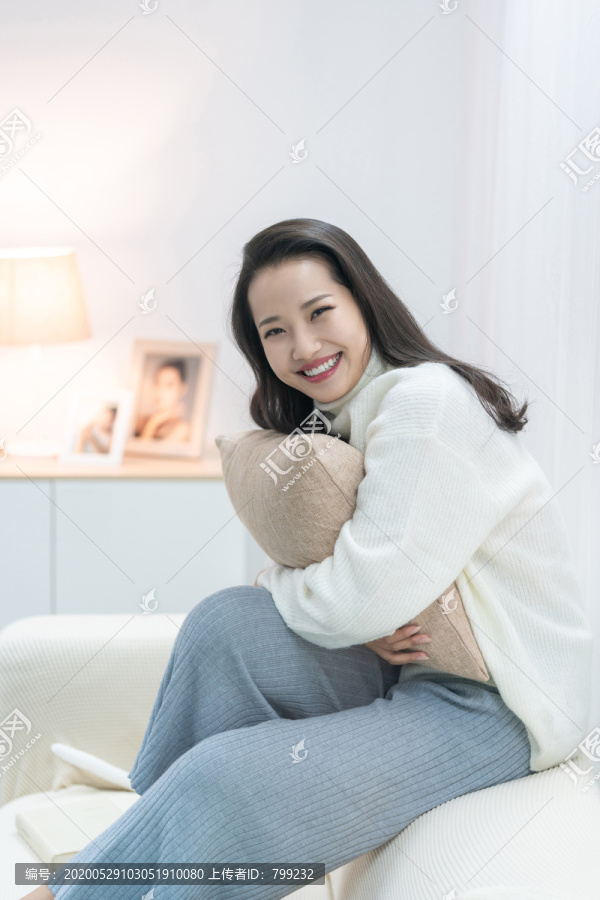 年轻女士在家享受休闲时光