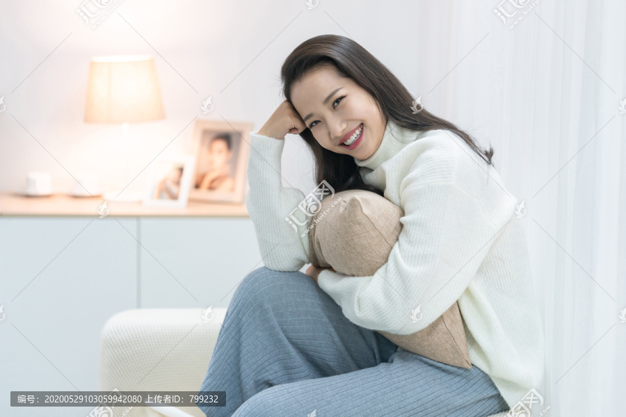 年轻女士在家享受休闲时光