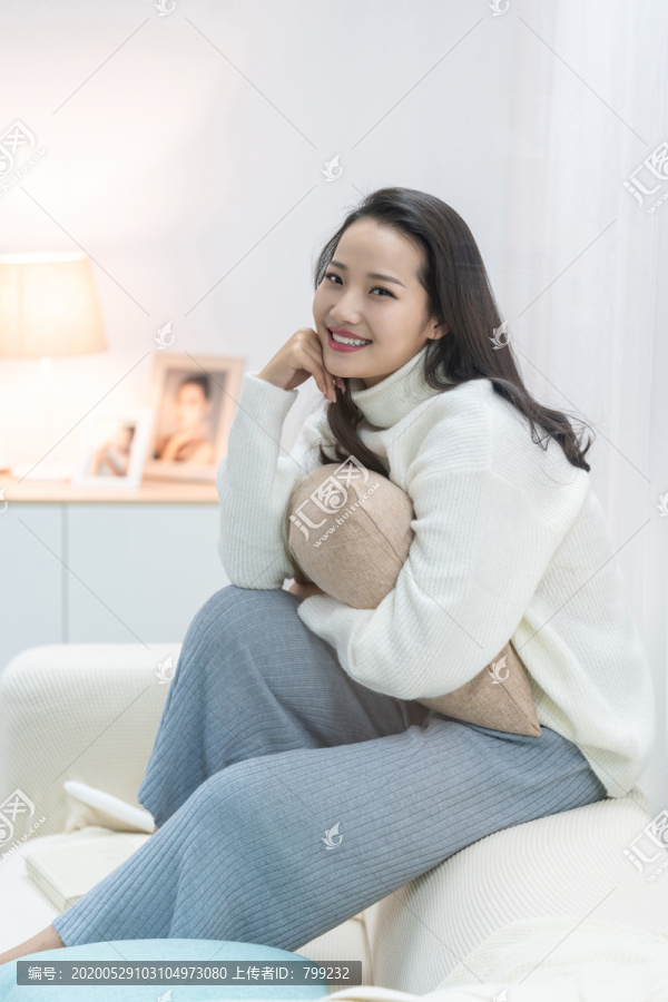 年轻女士在家享受休闲时光