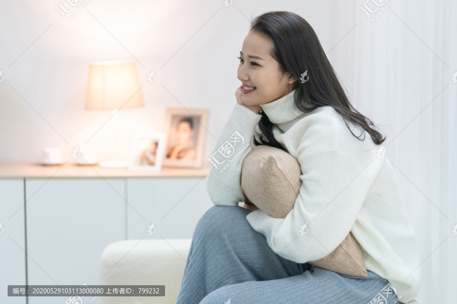 年轻女士在家享受休闲时光