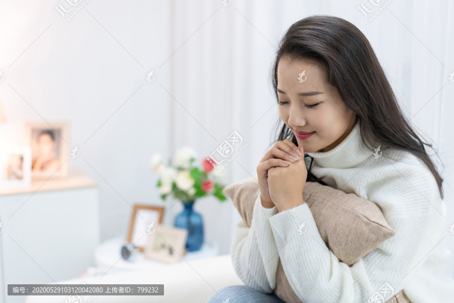 年轻女士在家享受休闲时光