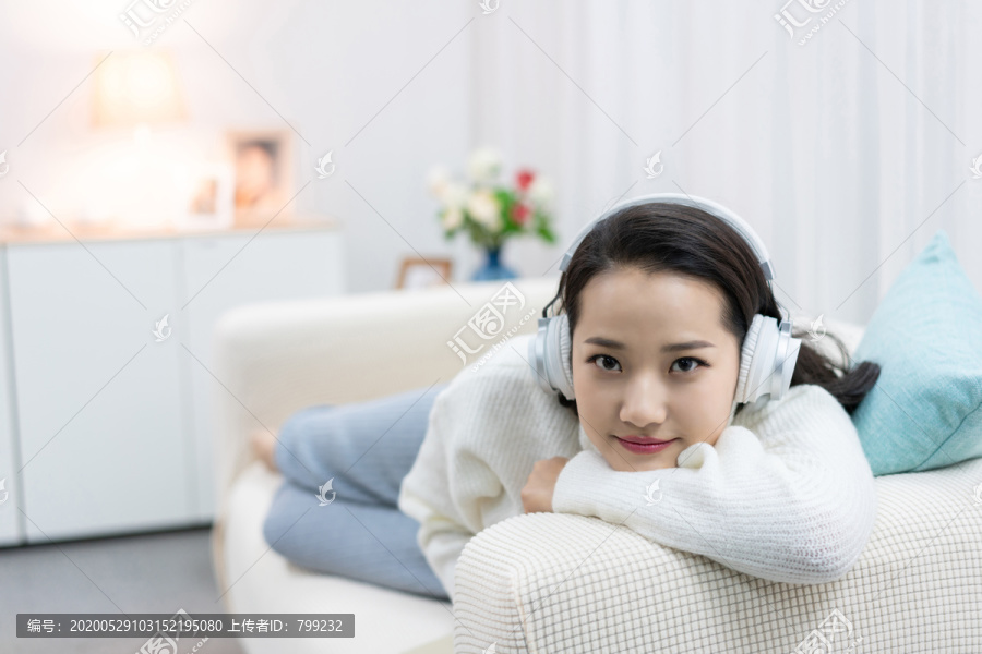 年轻女士在家享受休闲时光