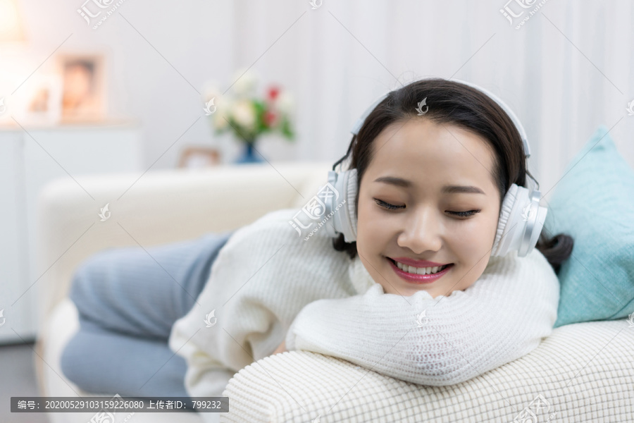 年轻女士在家享受休闲时光