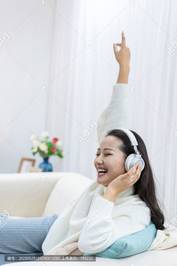 年轻女士在家享受休闲时光