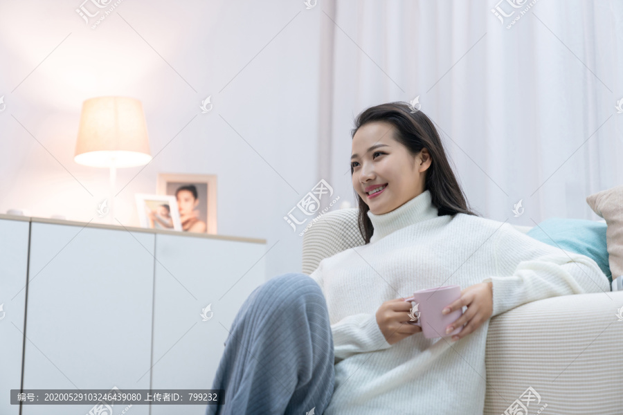 年轻女士在家享受休闲时光