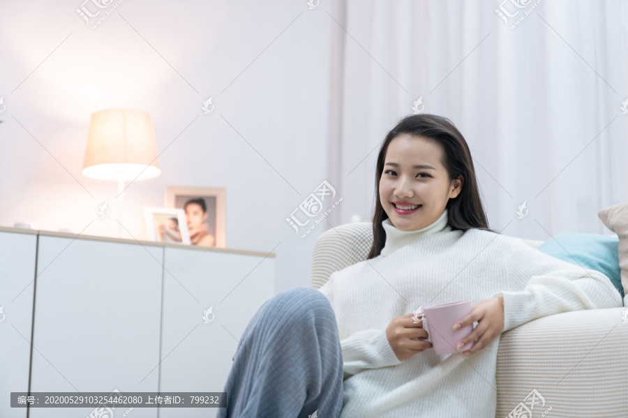 年轻女士在家享受休闲时光