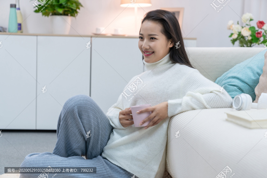年轻女士在家享受休闲时光