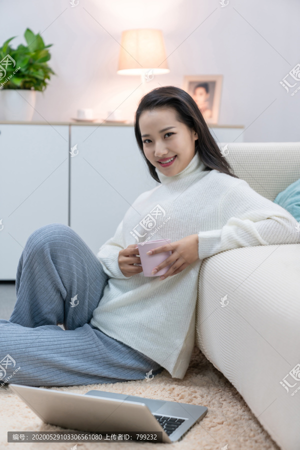 年轻女士在家享受休闲时光