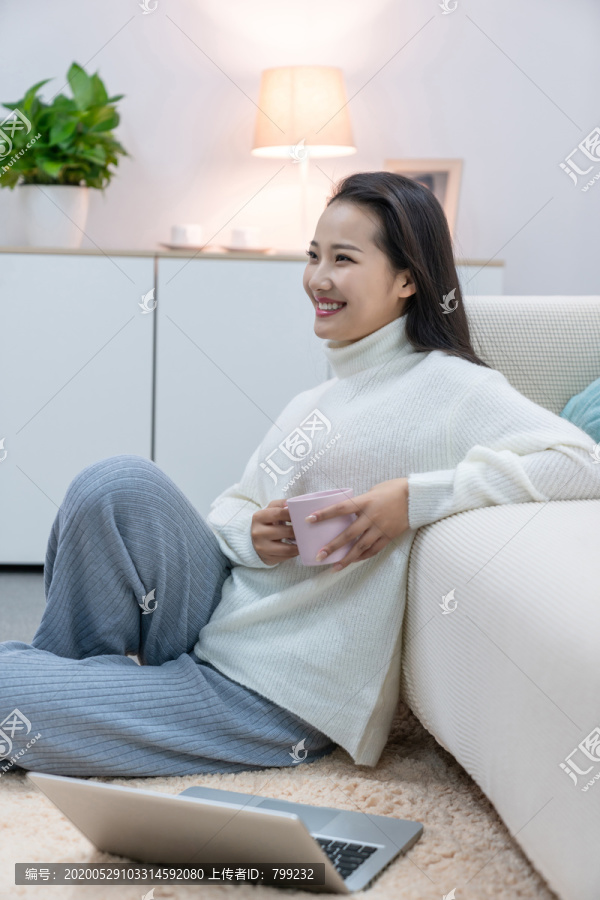 年轻女士在家享受休闲时光