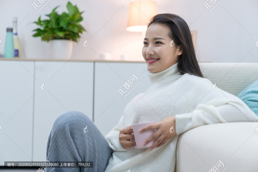 年轻女士在家享受休闲时光