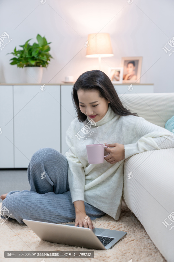 年轻女士在家享受休闲时光