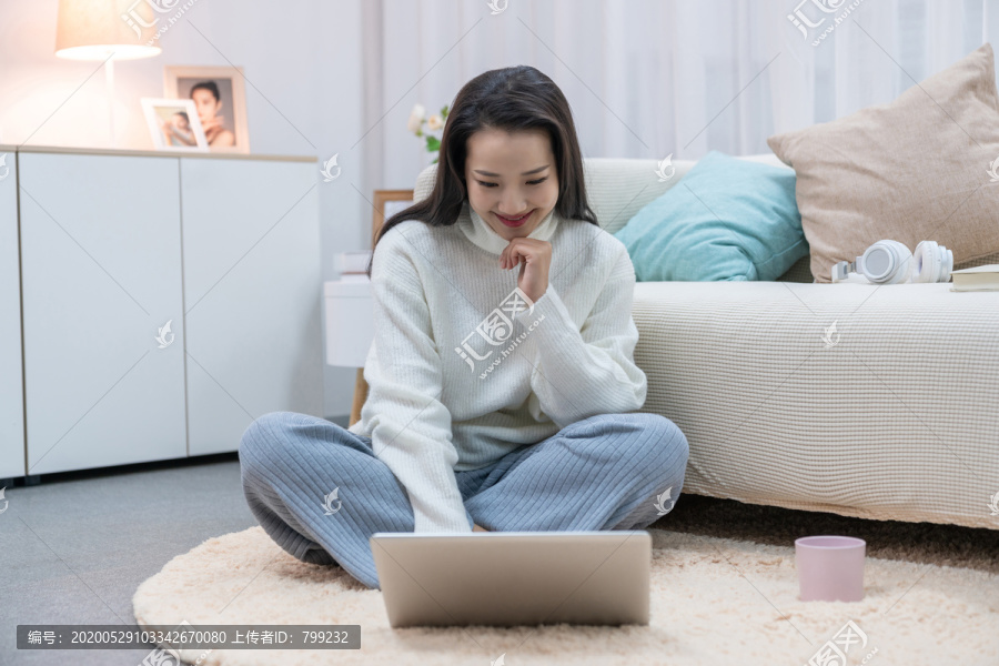 年轻女士在家享受休闲时光