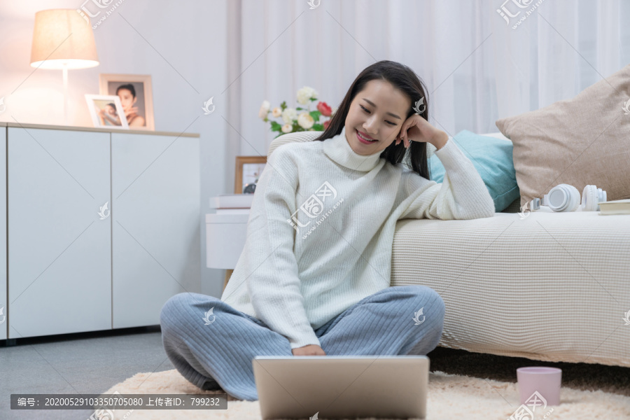 年轻女士在家享受休闲时光