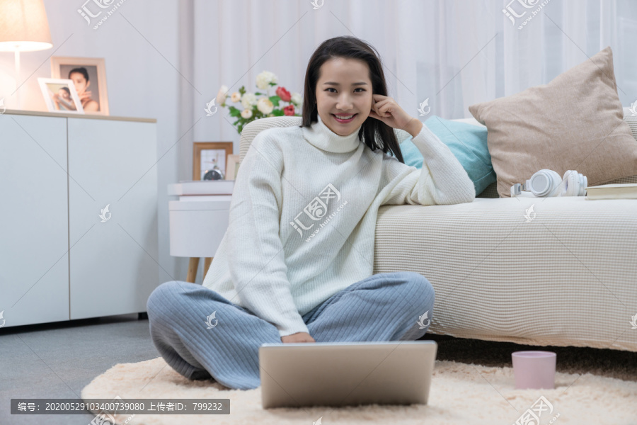 年轻女士在家享受休闲时光