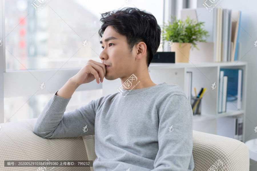 年轻男子坐在沙发